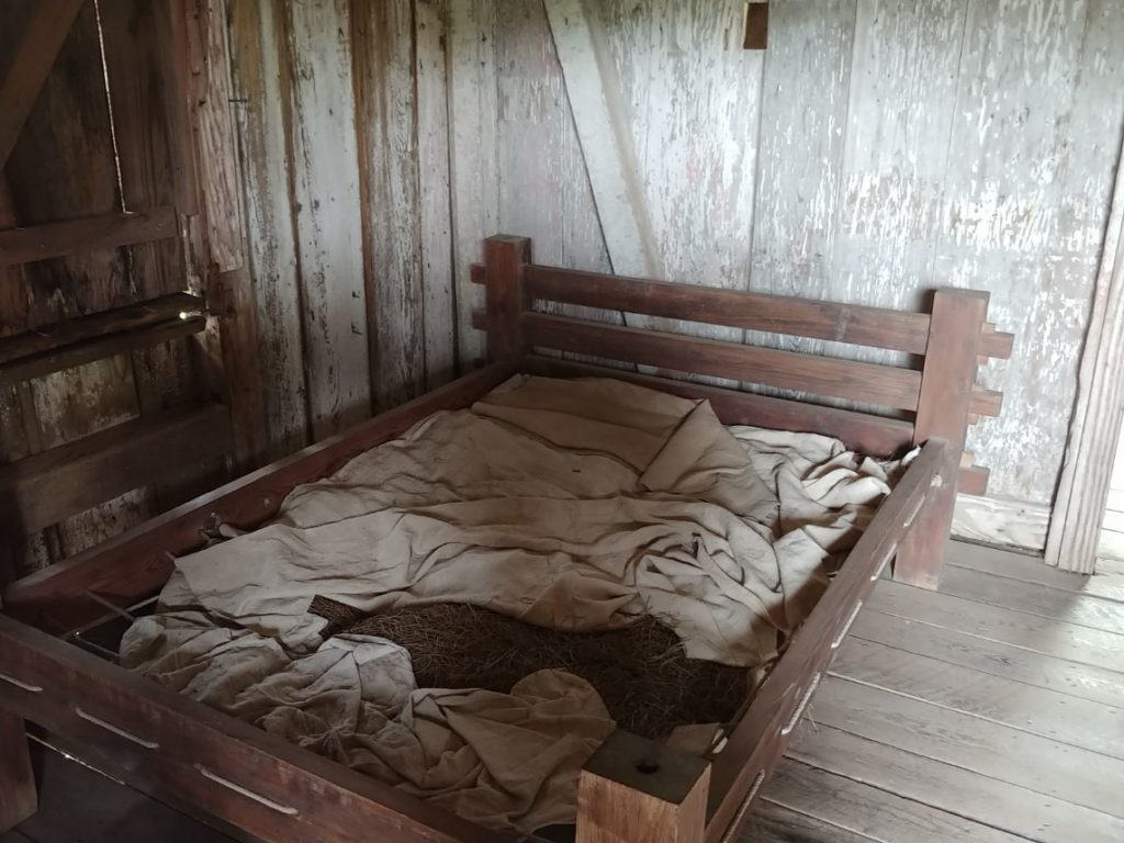 Slave bed